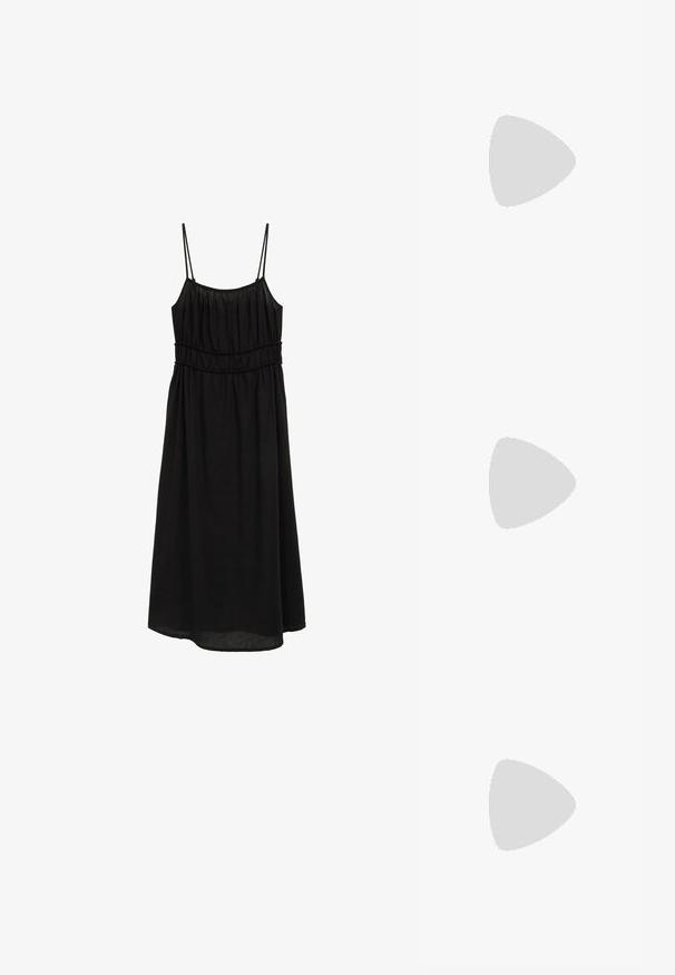 Schwarzes ärmelloses Kleid mit dünnen Trägern, gerafftem Oberteil und einer legeren A-Linie-Silhouette. Hergestellt aus leichtem Stoff mit glatter Textur.; Weiße, offene High-Heel-Mules mit glatter Oberfläche, minimalistischer Gestaltung und schlankem Absatz, ausgestattet mit einem subtilen braunen Akzent auf der Sohle.; Schwarze Sonnenbrille mit runden Gläsern und kräftigen, kantigen Rahmen, auf deren Seite die Marke "Chloé" in Weiß angebracht ist. Glatte, glänzende Oberfläche.; Goldfarbene rechteckige Armbanduhr mit Zifferblatt in Weiß, silbernen Stundenmarkierungen und einem strapazierfähigen Metallarmband. Wasserfest.