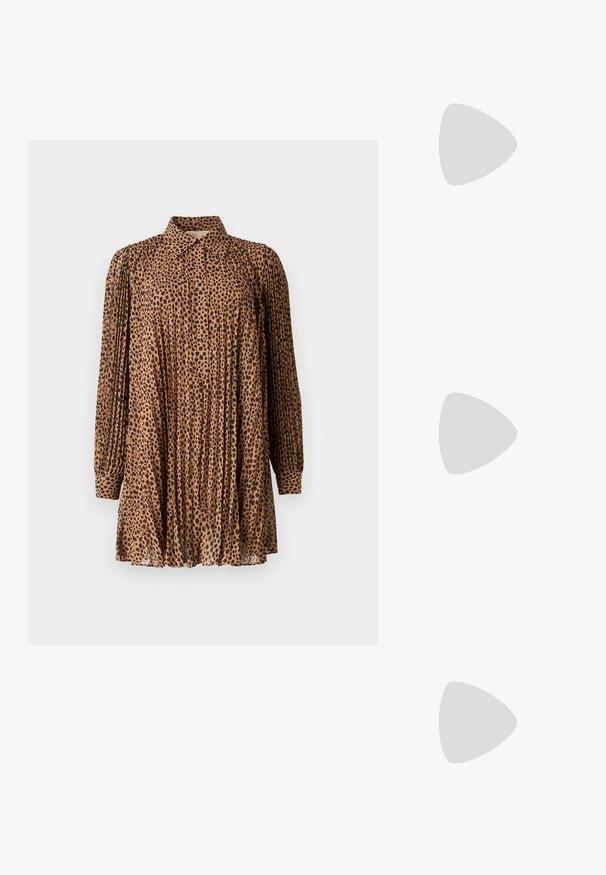 Klädsel i brunt leopardmönster, lättviktsmaterial, långa ärmar med manschetter, plisserad design, krage, längd över knäna.; Vit kortärmad t-shirt i ribbat tyg. Rund halsringning, normal passform och diskreta sömdetaljer. Inga mönster eller tryck.; Svart läderballerinaskor med rund tå, slät yta, minimala söm detaljer och en flexibel sula.; Brun läderhandväska med klaffstängning, guldfärgad hårdvara, axelrem och en slät yta. Kompakt rektangulär form.