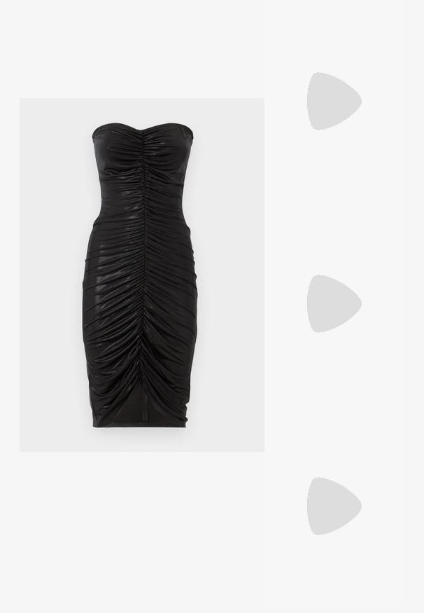 Juodas be petnešų suknelė su raukšlėjimo detalėmis, prigludusios formos ir lygiu, blizgiu paviršiumi. Kelio ilgio modelis su tiesia apvadinimo linija.; Juodai lakuoti slingback aukštakulniai su smailiu nosiu, su tekstūruotu gyvatės raštu, reguliuojama juosta ir trumpu, tekstūruotu blokiniu kulnu.; Juodas odinis per petį nešiojamas krepšys su dviem priekiniais kišenėmis, auksiniais sagtimis, užtrauktuko uždarymu ir siauromis petnešomis. Textūruota paviršius ir kompaktiškas stačiakampis formatas.; Auksinės metalinės auskarų kabės su lenktą, pailgą forma. Turi lygų, blizgantį paviršių ir užapvalintą galiuką papildomam akcentui.