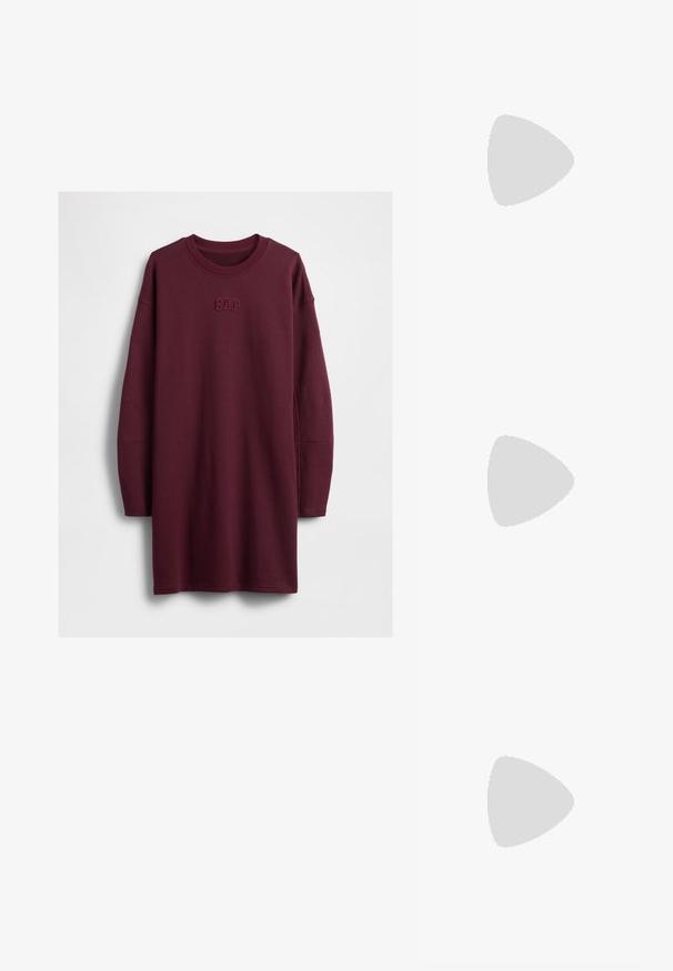 Bordový štýlový sweatshir šaty s dlhými rukávmi, okrúhlym výstrihom a vyšitým logom "GAP" na hrudi. Mäkká tkanina, voľný strih.; Biely bavlnený tričko s veľkým, jasne červeným grafickým zobrazením homára na prednej strane. Krátke rukávy a štandardný dizajn s okrúhlym výstrihom.; Biele vysoké plátené tenisky s čiernou gumovou podošvou, prednou gumovou špičkou a šiestimi okami na šnúrky, s čistým, minimalistickým dizajnom.; Červená kožená kabelka s ostrým, geometrickým dizajnom. Má jeden nastaviteľný popruh a uzatváranie na klopu so šitím.