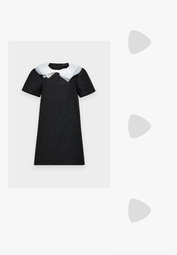 Vestido preto de mangas curtas em tecido texturizado, com um colarinho de rendas brancas em camadas e detalhe de laço no decote. Fecho com zíper nas costas.; Botas de cowboy em couro castanho com bico pontudo e salto quadrado, apresentando costuras detalhadas e realces elevados no cano.; Pequena bolsa de creme com um acabamento texturizado, uma alça longa ajustável, um detalhe em corrente e um fecho de aba. Detalhes em hardware dourado.; Brincos de argola prateados com um design torcido, apresentando um acabamento polido e fecho tipo post. Medem aproximadamente 3 cm de diâmetro.