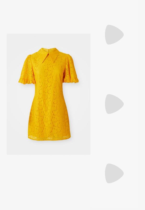 Rochie galbenă din dantelă, cu guler și mâneci scurte cu volane. Prezintă modele florale intricate și o siluetă ajustată.; Pantofii slingback din piele lăcuită neagră, cu vârf ascuțit, bretele pentru gleznă cu catarame și accesorii din argint, și un toc subțire.; Geantă de umăr metalică aurie cu un design structurat, textură netedă și curea reglabilă. Prezintă o formă triangulară unică și cusături minimaliste.; Cercei aurii cu forme texturate și ondulate. Include studs sculpturale cu clip și un design de cerc deschis cu un finisaj cioplit.