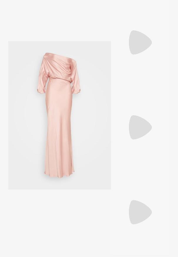 Saten, off-the-shoulder dolga obleka v mehki roza barvi. Drsna bodica z ohlapnimi rokavi in oprijetim krilom. Gladka tekstura, dolžina do tal.; Zlata metalna visoka obuća s šiljastim nosom, remenom oko gležnja s kružnim kopčom i dizajnom debljeg potplata. Glatka tekstura.; Črna usnjena torbica s ukrivljeno obliko, z odstranljivo naramnico in zlatimi dodatki. Torbica ima pokrov s podrobnostmi v obliki zaponke.; Srebrni uhani v obliki srca vsebujejo fasetirane prosojne kamne ter teksturiran okvir. Komplet vključuje stenske in viseče sloge.