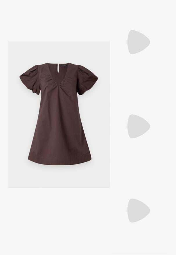 Smeđi pamučni haljina s V-izrezom, napučenim rukavima i detaljem u obliku ključanice na leđima. Glatka tekstura, A-linija, dužina do koljena.; Zlatne pletene balerinke s bodnim vrhom, ravnim potplatom i trakicom preko srednjeg dijela stopala. Imaju strukturirane uzorke na gornjem materijalu.; Mačkaste sunčane naočale u obliku mačjih očiju s smešnim lećama, imaju glatke, sjajne plastične okvire i elegantan dizajn. Nema vidljivih logotipa ili akcenta.; Torba od slame s širokim, oblikom ventila, crnim kožnim ručkama i crnim cvjetnim detaljima s jedne strane.