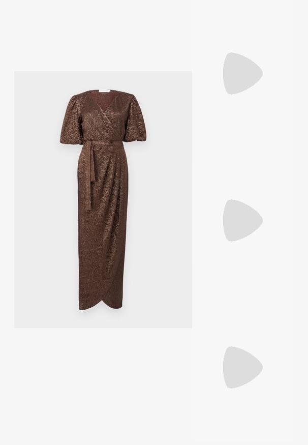 Vestido marrón envolvente con mangas cortas abullonadas, tejido metálico texturizado y un cinturón de lazo en la cintura, que presenta un diseño frontal drapeado.; Tacón slingback negro de charol con punta afilada, que presenta un estampado de serpiente texturizado, correa ajustable y un tacón bloque corto y texturizado.; Bolso cruzado de cuero negro con dos bolsillos frontales, hebillas doradas, cierre de cremallera y una correa delgada. Superficie texturizada y forma rectangular compacta.; Pendientes de aro de metal en tono dorado con una forma curva y alargada. Presentan una superficie lisa y brillante y una punta redondeada para mayor detalle.
