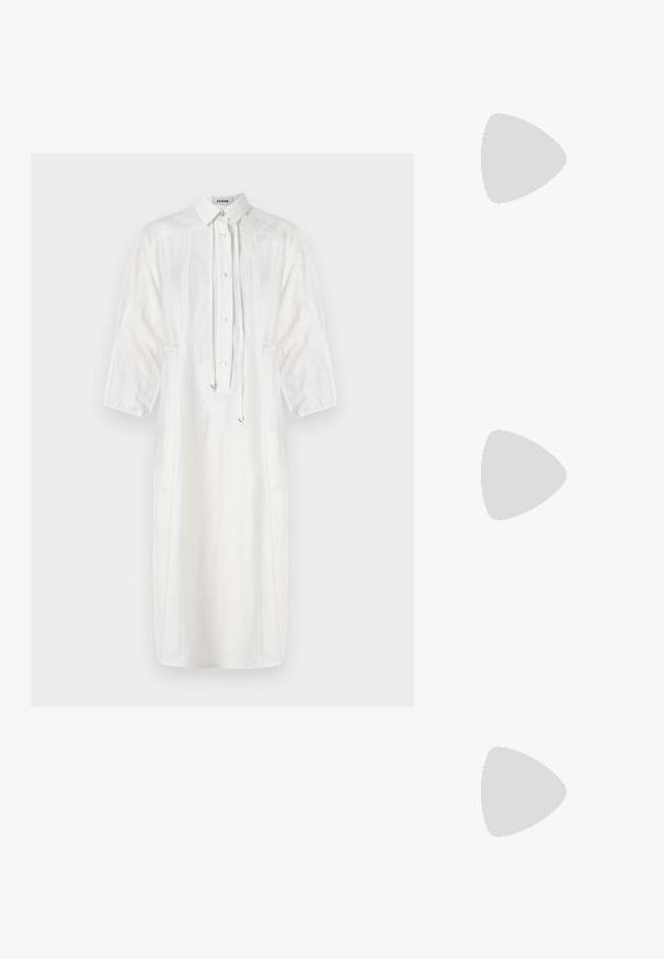 Valge linane kleit, millel on kaelusega dekoltee, nööbifront ja stringitud detail. Omab pikki leevendavaid varrukaid ja lõdva midi-pikkusega siluetti.; Must hõbedavärvi patendiga slingback kontsakingad terava varbaga, kitsas konts ja peene lõikega disain. Statistika on kuldne pandla rihmal.; Valge käekot, millel on tekstureeritud ja kaardus disain. Omab silmapaistvat käepidet ja ümarat põhi, sujuva viimistlusega ning minimaalsete riistadega.; Eba paar eba ebaorditud ovaalkujulisi kuldehhe kaal setertu, kerge keersuju  pinnaga valgel taustal.
