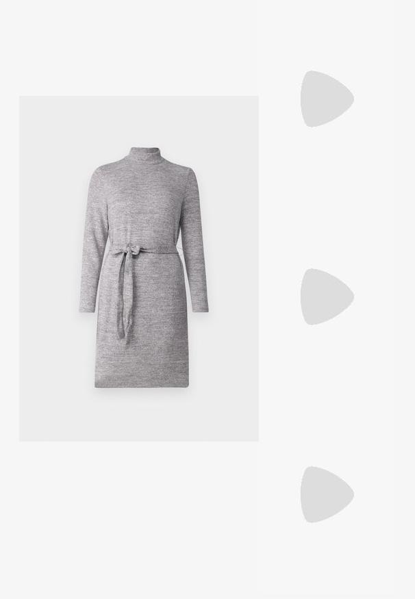 Pelēka adīta kleita ar augstu kaklu, garām piedurknēm un sasietu jostas jostu. Gluda tekstūra un vienota krāsa bez rakstiem.; Melnas ādas potītes zābaki ar masīvu, rievojumu zoli, auklu aizdari un vilces cilpu uz gludas baltas fona.; Melnā somiņa ar strukturētu formu, gludu tekstūru un metālu sprādzi. Saskaņota ar platām melnām biksēm un sandālēm ar atvērtu purngalu uz koka grīdas.; Sudraba stīpas auskari ar gludu, spīdīgu virsmu, izceļas ar izliektaveida formu un aizdari ar tapu. Minimālistisks dizains ar mūsdienīgu apdari.