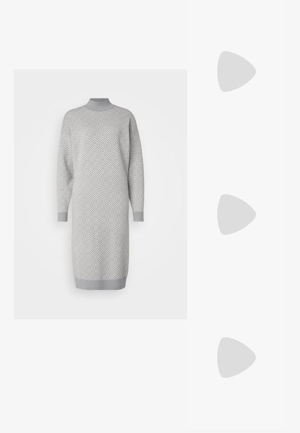 Gaiši pelēka adīta kleita ar ģeometrisku rakstu, augstu apkakli, garām piedurknēm un ribotām malām. Mīksta tekstūra.; Melna lakota āda ar atvērto papēdi, ar smailu purngalu un ģeometrisku blokpapēdi. Iezīmējas elegants, minimāls dizains un gluda tekstūra.; Melnas ādas rokassoma ar izliekta formu, noņemamu siksnu un zelta aksesuāriem. Somai ir vāciņš ar sprādzes detaļu.; Sudraba sirds formas auskari ir rotāti ar daudzšķautņainiem caurspīdīgiem akmeņiem un ar teksturētu rāmi. Komplektā iekļauti gan pērlīšu, gan pilienu stili.