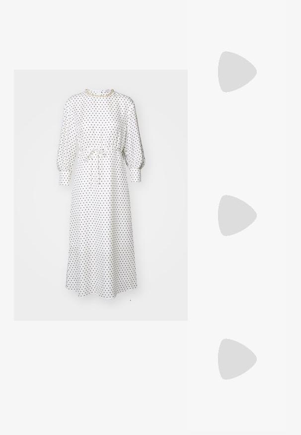 Vit polkadot midi-klänning med långa puffärmar, cinchad midja och knytdetalj. Mjuk tyger, avslappnad passform, rund halsringning, minimal hårdvara.; Svart lackskin slingback-häl med spetsig tå, med texturerad ormskinnsprint, justerbar rem och en kort, texturerad blockklack.; Svart läderaxelväska med två framfickor, guldspännen, dragkedjestängning och en smal rem. Texturerad yta och kompakt rektangulär form.; Guldtonade metallörhängen i en kurvad, avlång form. Har en slät, glänsande yta och en rundad spets för en extra detalj.