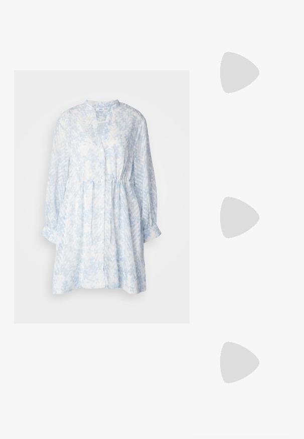 Samsøe Samsøe AMELIE DRESS - Φόρεμα πουκάμισο - light blue; Μπαλέτο με μπεζ σατέν επάνω μέρος, μαύρη λαμπερή δερμάτινη μύτη, μικρή φιόγκος λεπτομέρεια μπροστά και χαμηλό μαύρο τακούνι.; Μαύρα υπερμεγέθη γυαλιά ηλίου με ωοειδείς φακούς, λείο πλαστικό σκελετό και χρυσές λεπτομέρειες στους κροτάφους. Οι σκούροι φακοί προσφέρουν προστασία από τον ήλιο.; Γκρι σουέτ τσάντα tote με δύο σκούρες δερμάτινες λαβές. Διαθέτει ραμμένα λεπτομέρειες στις πλευρές, μαλακή υφή και ευρύχωρη ανοίξη.