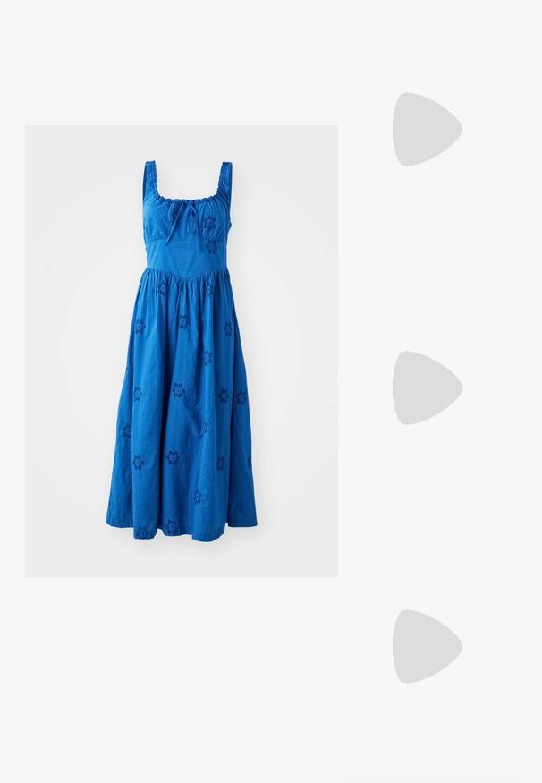 Abito senza maniche in cotone blu con gonna a pieghe, caratterizzato da motivi floreali ricamati in blu scuro e un dettaglio con fiocco al collo.; Scarpa atletica leggera con tomaia in rete rosa e grigia, dettagli neri e riflettenti; presenta una suola flessibile e lacci elastici.; Occhiali da sole aviator con lenti blu sfumate, montatura in metallo argentato e decorazioni a forma di stella sulle lenti. Design liscio e sofisticato.; Orecchini in argento con due forme a goccia e due forme tonde, tutte con una superficie lucida e riflettente e una texture liscia.