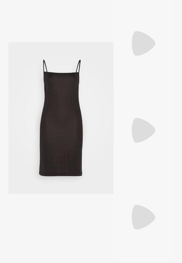 Čierne šaty bez rukávov s tenkými ramienkami, vyrobené z hladkého materiálu, s priliehavým strihom, ktorý siaha tesne nad kolená.; Biele vysoké lodičky z hladkého materiálu s špicatou špičkou a členkovým remienkom. Majú svetlohnedý interiér a akcenty v zlatej farbe.; Biela štruktúrovaná kabelka s krátkymi rúčkami a ramenným popruhom, s zlatými kovovými prvkami a textúrovaným materiálom, vystavená na šedom pozadí.; Sada šiestich zlatých prsteňov s rôznymi dizajnmi: pletené, s listovými motívmi a masívne prstene; niektoré s akcentmi zelených drahokamov.