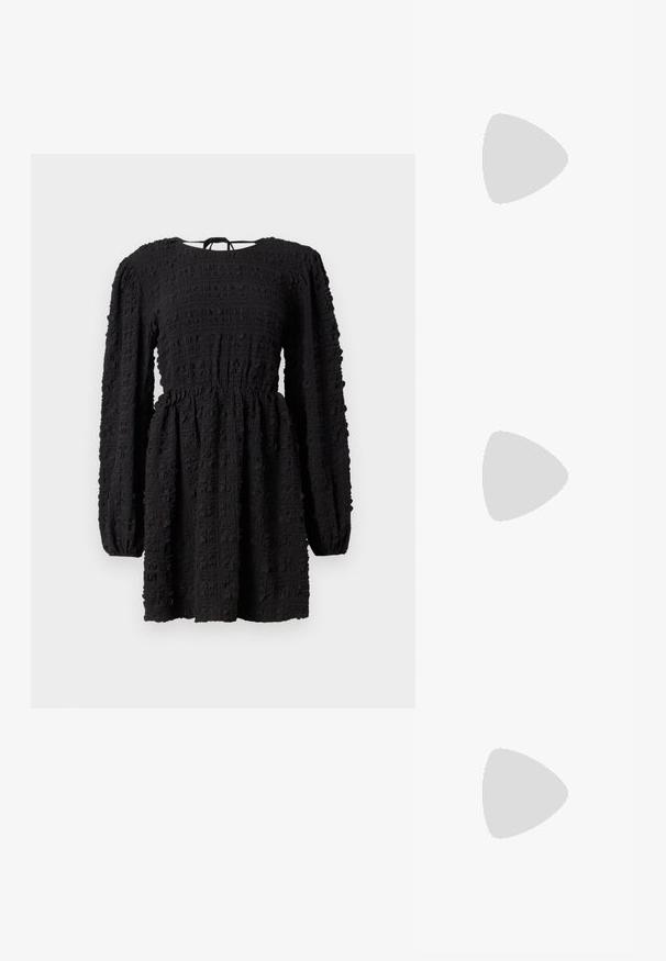 Vestido negro con mangas largas, cintura fruncida, tejido texturizado con un patrón de cuadrícula y escote redondeado. Lazo en la parte posterior.; Zapato de tacón alto con punta afilada en una combinación de colores plateado, dorado y nude. Acabado brillante con diseño recortado, que presenta un tacón de aguja.; Bolsa de pouch metálica plateada con una forma suave y redondeada y un cierre en la parte superior con un nudo. Hecha de un material de imitación de cuero suave.; Pendientes de aro plateados con un diseño minimalista. Forma circular, textura suave y perfil delgado. Livianos con un acabado pulido.