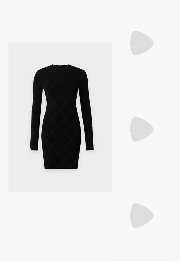 Černé šaty s dlouhým rukávem, které mají texturovaný vzor se šestiúhelníkovými tvary, vyrobené z elastického materiálu pro snazší přiléhavý střih.; Černý špičatý slingback s nízkým podpatkem, vyrobený z hladké kůže, s výřezem na boku pro lepší prodyšnost.; Černá kožená kabelka přes rameno s jemnou texturou, trojúhelníkovým tvarem a nastavitelným popruhem, v kombinaci se světle modrou pruhovanou košilí a bílými kalhotami.; Tři kovové prsteny: jeden růžově zlatý, jeden zlatý s texturovanými detaily a jeden stříbrný, všechny s vyrytým brandingem na vnitřním boku.