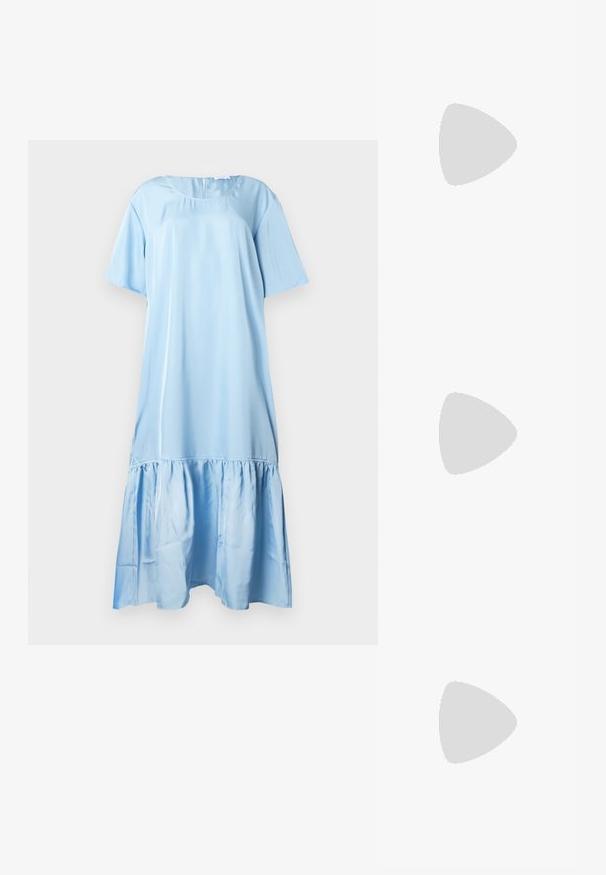 Svetlomodré šaty s krátkym rukávom z hladkej látky. Majú volánový lem a zaoblený výstrih so zapínaním vzadu.; Čierne kožené slingback opätky s špicatou špičkou, s úzkym opätkom a zlatým detailom na nastaviteľnom remienku. Hladká textúra.; Biela kožená kabelka s zakriveným tvarom, na prednej strane s embosovaným logom "CK" a jedným ramenným popruhom. Zipsové zapínanie navrchu.; Strieborné kruhové náušnice s hladkým a lesklým povrchom. Okrúhly tvar, ľahký dizajn, s uzáverom na kolík.