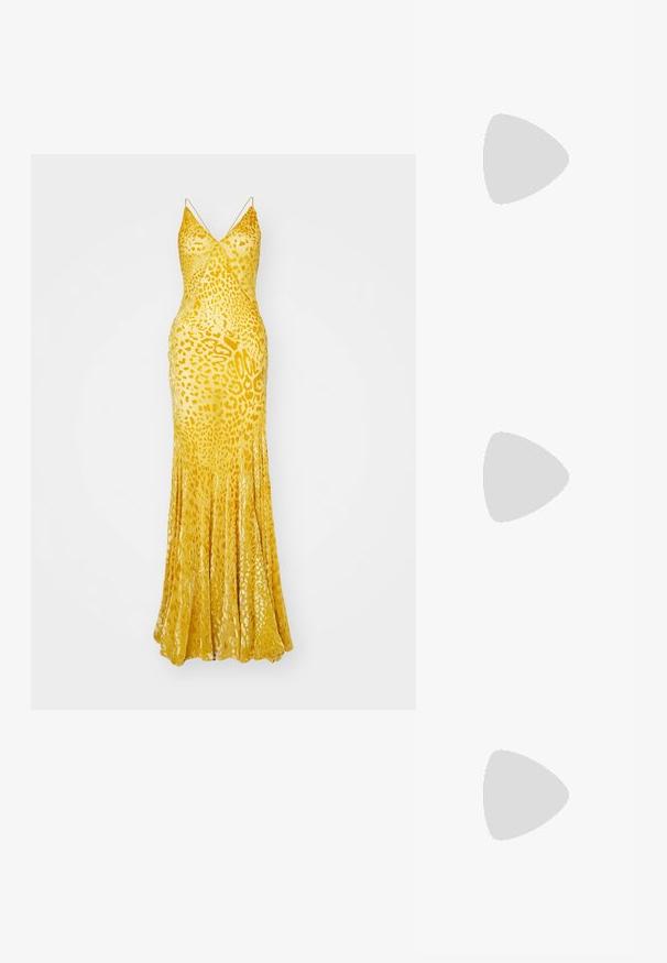 Gelbes Leopardenmuster-Kleid, ärmellos mit V-Ausschnitt, tailliertem Oberteil und fließendem Rock, aus einem glänzenden, strukturierten Stoff.; Weiße Leder-Pumps mit spitz zulaufender Zehe, Knöchelriemen und schlanker Stiletto-Absatz. Glatte Oberfläche mit dezent glänzendem Finish.; Weiße Leder-Crossbody-Tasche, rechteckige Form, glatte Textur, Reißverschluss, verstellbarer Schulterriemen, minimalistisches Design mit geprägtem Logo.; Goldfarbene Metall-Hoops mit einer geschwungenen, länglichen Form. Sie verfügen über eine glatte, glänzende Oberfläche und eine abgerundete Spitze für zusätzliche Details.