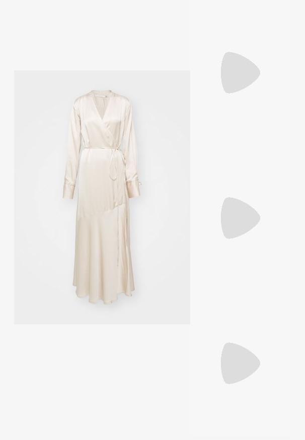 Gestuz SACHINA WRAP DRESS - Apģērbs svinīgiem gadījumiem - birch; Beige ādas slingback zābaki ar norādītu pirkstu, atvērtu sānu dizainu un šauru augstu papēdi. Satur zelta akcentu uz jostas.; Metāliska zelta maciņš ar gludu, noapaļotu formu, aprīkots ar augšējo pogu aizdari un mazu ķēdes siksniņu ērtai nēsāšanai.; Zelta krāsas gredzens ar gludu, vērptu dizainu. Tam ir pulēta virsma un noapaļotas malas, veidojot nepārtrauktu, plūstošu formu.