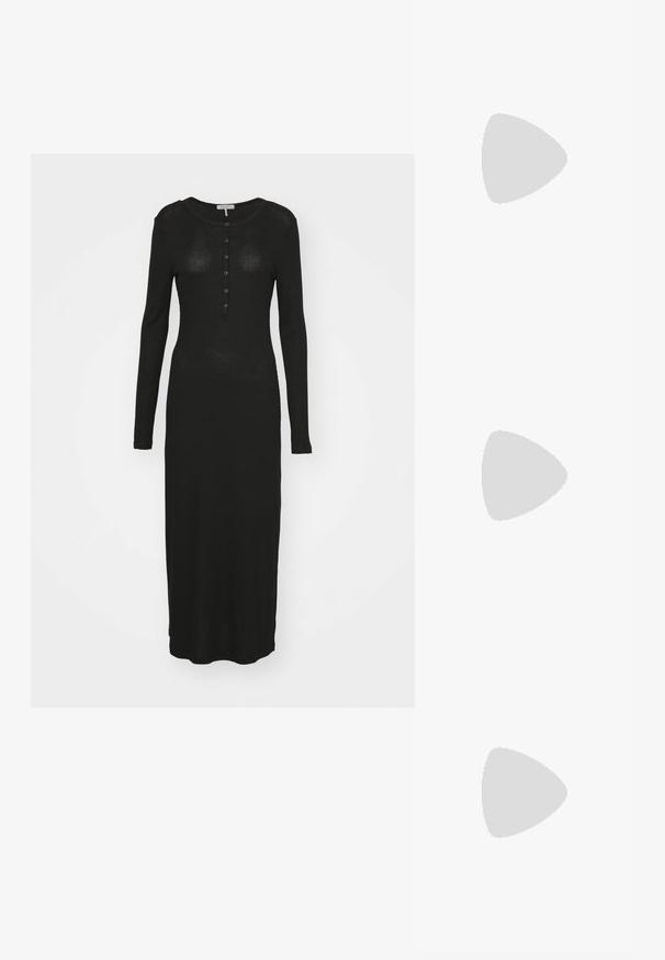 rag & bone HENLEY DRESS - Maksi garuma kleita - black; Melna ādas sandale ar kvadrātveida purngalu, plānām siksnām, regulējamu potītes siksnu un zemu papēdi. Iezīme ir neliela zelta akcenta detaļa uz siksnas.; Melnas krokodila rakstā izgatavota ādas rokassoma ar strukturētu dizainu, augšējo rokturi, regulējamu siksnu un izteiktu priekšējo logotipa detaļu.; Zelta toņa broša ar mezglota dizaina, gludām, izliekamām līnijām un sarežģītu formu, kas atspoguļo pulētu apdari.