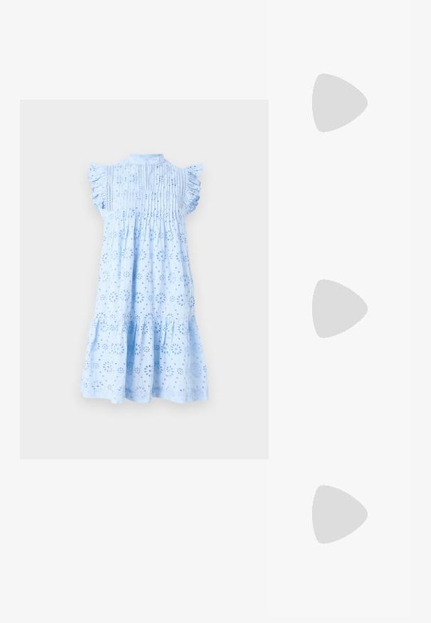 Ljust blå klänning med korta volangärmar, med blommiga utskärningsmönster, plisserad detaljer vid bröstet och en utsvängd fåll.; Spetsig tå högklackad sko med en färgpalett av silver, guld och nude. Glansig yta med utskärningsdesign, utrustad med en stilettklack.; Silverfärgad metallisk påse med en mjuk, rundad form och en knutstängning upptill. Tillverkad av ett mjukt material i konstläder.; Silverörhängen med en vriden design som har en blank yta och bakåtlås. Mått ca 3 cm i diameter.