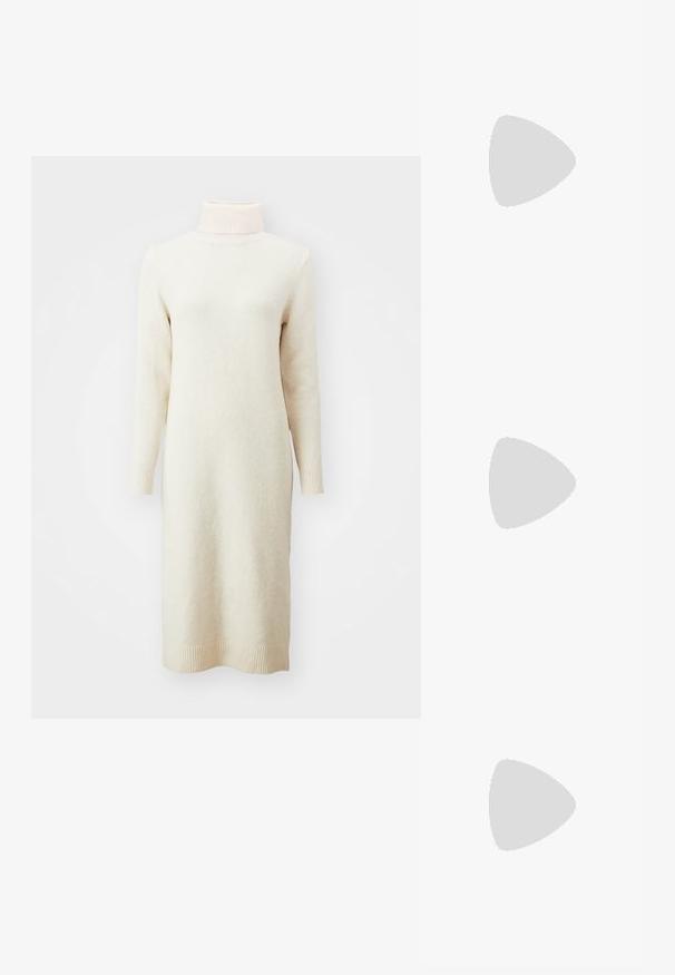 Krem-žuta pletiva haljina s visokim rol-kom som, dugim rukavima i rebrastim rubovima, koja ima mekan, teksturiran završetak.; Crna lakirana slingback cipela s izduženim vrhom, remenčićima oko gležnja s srebrnim kopčama i dijelovima, te vitkim potplatom.; Crna kožna torba s lukovitim oblikom, odvojivim remenom i zlatnim detaljima. Torba ima preklop s kopčom.; Naušnice zlatne boje s teksturiranim, valovitim oblicima. Uključuju skulpturalne kopče i dizajn otvorene kružnice s kovanom završnom obradom.
