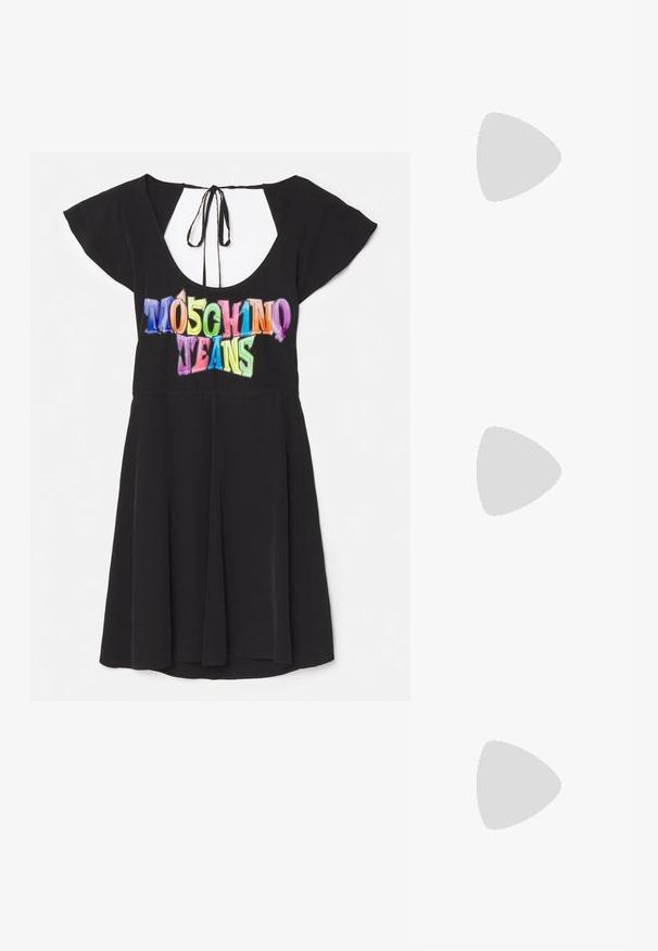 Fekete rövid ujjú ruha mélyen kivágott hátrészzel. A mellrészen színes "Moschino Jeans" grafika található. Légies szoknya kialakítás.; Fekete bőr bokacsizma vastag talppal, több pánttal és arany színű kiegészítőkkel. Simára csiszolt felület, robosztus dizájn.; Fekete bőr kézitáska strukturált dizájnnal, ezüst lánc pánttal és kiemelkedő fém logóval az elején. Simább textúra.; Ezüst fülbevalók, kör alakú karikával, ragyogó kövekkel díszítve, és egy csepp formájú gyöngy medállal. Különleges design finom részletekkel.