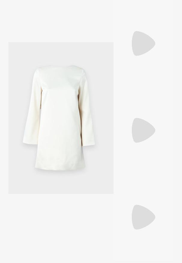 Malina ELNA - Koktel haljina / svečana haljina - vanilla; Crne sandale na visokoj potpetici imaju tanke trake s čvorastim dizajnom, glatki kvadratni vrh i elegantnu stiletto petu.; Svijetlosivi metalik ruksač s lancem, ukrašen malim okruglim metalnim zakovicama i trokutastim logotipom marke.; Srebrne metalne naušnice s glatkim, oblikom suze i poliranim završetkom. Suptilni utori dodaju detalje. Minimalistički dizajn.