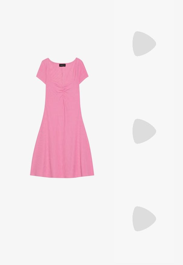 Vaaleanpunainen lyhythihainen mekko, jossa on neliönmuotoinen pääntie, etuosassa kokoontumisia ja valuva helma. Valmistettu pehmeästä ribbikankaasta.; Valkoinen slingback-korkokenkä, jossa on terävä kärki, sileä päällismateriaali, matala lohkokorko ja sivuaukko-design säädettävällä soljella.; Pyöreät aurinkolasit, joissa on tummat linssit ja kultaiset kehykset. Mallilla on päällään vaaleansininen, ribatusta materiaalista valmistettu neuletakki, jossa on napit ja kontrastiväriset valkoiset hihat.; Michael Kors kääröbeige pinnoitettua kangasta, jossa on toistuva MK-logo -kuvio, kultaiset yksityiskohdat ja irrotettava ketjuhihna.