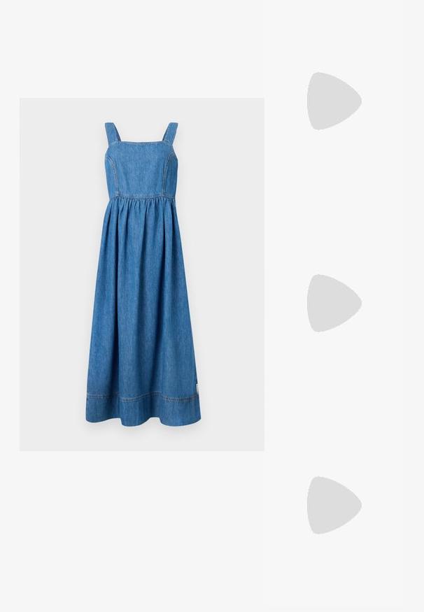 Denimová šaty s hranatým výstrihom, širokými ramienkami a zromaždeným pasom. Dlhé až na zem s mierne rozšírenou siluetou a viditeľnými stehmi.; Čierne kožené členkové topánky s blokovým podpätkom a platformovou podrážkou, zobrazené z boku na bielom pozadí.; Bežové oversized slnečné okuliare s priehľadným rámom a hnedými tónovanými sklami, s jemnými kvetinovými akcentami a odvážnym geometrickým dizajnom.; Čierna kabelka so štruktúrovaným tvarom, hladkou textúrou a kovovou sponou. V kombinácii so širokými čiernymi nohavicami a sandálmi s otvorenou špičkou na drevenej podlahe.