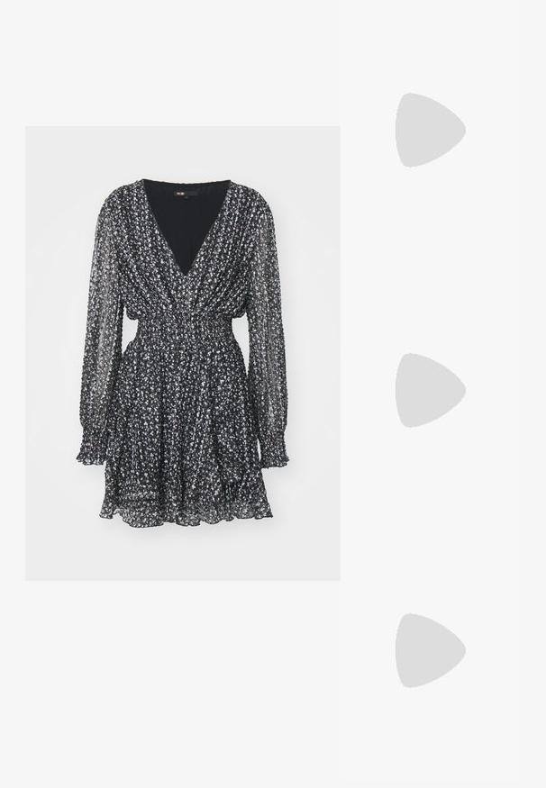 Svart langermet minikjole med små hvite blomstertrykk, V-hals, elastisk innskrenket midje, og volangkant på hem og mansjetter.; Sorte lakkderflat sko med firkantet tå, ankelstropp med sølvfarge detaljer, og flat såle. Glatt tekstur med minimalistisk design.; Maje MISS MINI - Skulderveske - noir; Gullfargede øreringer med flere hengende kjeder, med klare ovale rhinestein aksenter og dekorative stud-topper.