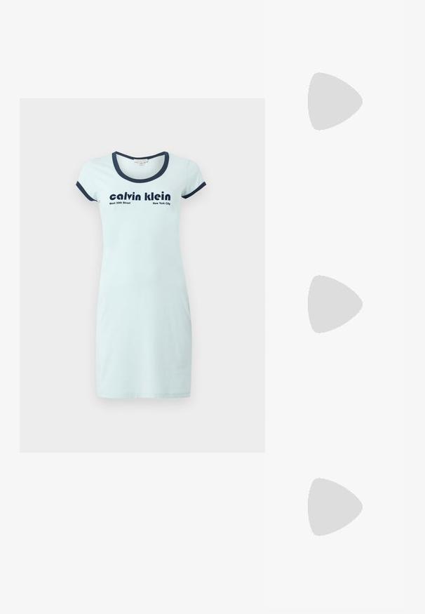 Svetlo modra bombažna obleka z zaobljenim mornarsko modrim ovratnikom in kratkimi rokavi. Značilnost je logo in besedilo "Calvin Klein" v temno modrem odtisu.; Bele usnjene športne copate z debelim belim podplatom, črnimi semišnimi detajli na peti in utisnjenim logotipom na strani. Zavezovanje s šestimi luknjicami.; Črne prevelike sončne očala geometrijske oblike, z temnimi lečami in kontrastno sivo podrobnostjo na okvirju. Logo na ročaju.; Srebrne obročaste uhane z gladko, sijočo površino. Zaobljena oblika, lahka zasnova, z zapiranjem na zatič.
