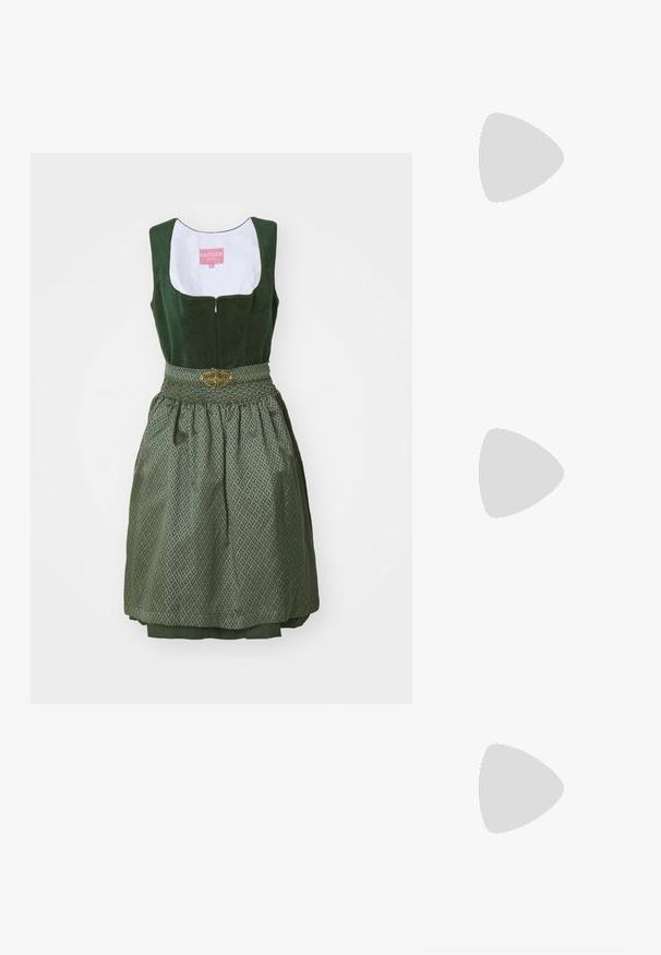 Krüger Dirndl Oktoberfestklær - dunkelgrün; Gull, metallisk slingback-hæler med spiss tå og chunky hæl. Glatt tekstur, minimalistisk design og en smal stropp.; Gullfarget metallisk håndveske med en strukturert design, glatt tekstur og justerbar stropp. Har en unik trekantet form og minimalistisk søm.; Gullfargede øredobber med teksturerte, bølgete former. Inkluderer skulpturelle klipsstuds og åpen hoop-design med en hamret finish.