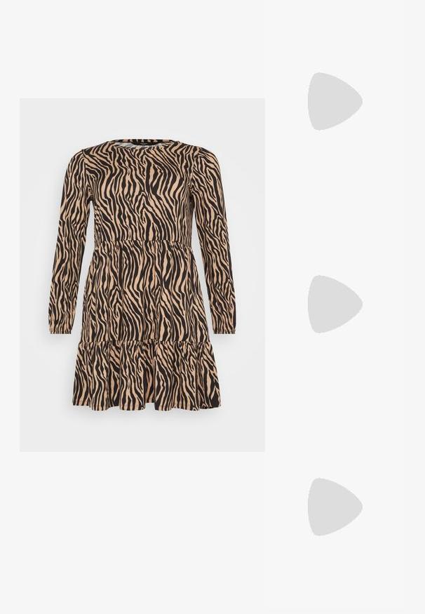 Rochie cu mâneci lungi, în imprimeu zebra bej și negru, cu un design în straturi și decolteu rotund. Fabricată dintr-un material moale, texturat.; Pantofii slingback din piele lăcuită neagră, cu vârf ascuțit, bretele pentru gleznă cu catarame și accesorii din argint, și un toc subțire.; Genți negre cu o formă structurată, textură netedă și un închizător metalic. Asortată cu pantaloni negri largi și sandale cu vârf deschis pe un podea din lemn.; Cercei aurii cu forme texturate și ondulate. Include studs sculpturale cu clip și un design de cerc deschis cu un finisaj cioplit.