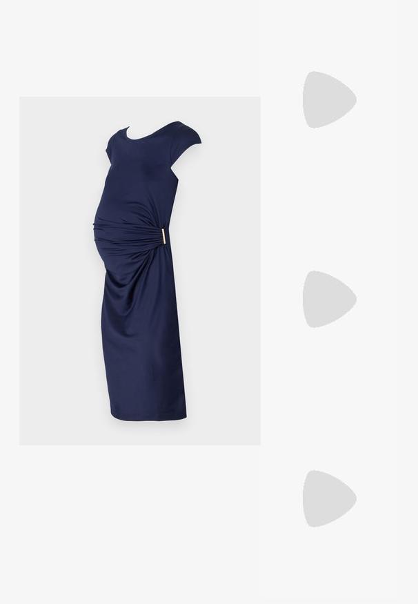 Vestido de maternidade azul-marinho com mangas curtas, detalhes franzidos na frente e um toque dourado na cintura. Tecido suave e elástico.; As sandálias de salto alto pretas apresentam tiras finas com um design em nó, uma biqueira quadrada lisa e um elegante salto agulha.; Bolsa metálica cinza claro com uma alça de corrente, adornada com pequenos rebites metálicos circulares e um logótipo triangular da marca.; Brincos de argola prateados com um acabamento suave e brilhante. Forma arredondada, design leve, com fecho de pino.