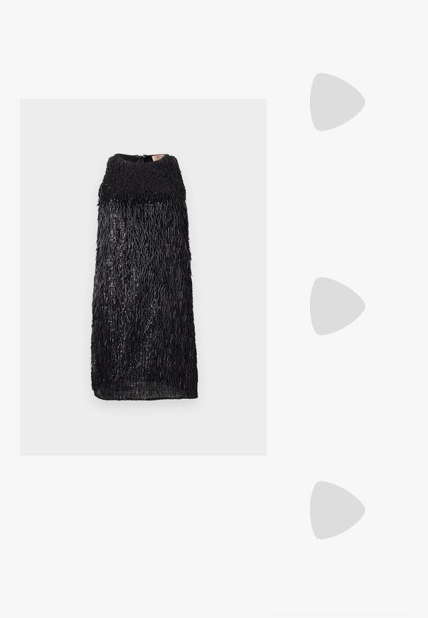 Robe sans manches noire avec un design à franges texturé. Présente un col montant et une fermeture éclair au dos. Doublure intérieure lisse.; Des sandales noires à talons hauts avec des fines lanières au design noué, un bout carré lisse et un talon aiguille élégant.; Sac à main en métal gris clair avec une bandoulière en chaîne, orné de petits clous métalliques ronds et d'un logo de marque triangulaire.; Boucles d'oreilles en argent avec une finition lisse et brillante. Forme arrondie, conception légère, avec un fermoir à tige.