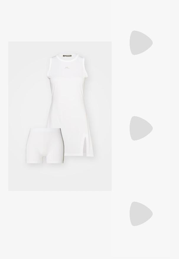 Λευκό φόρεμα χωρίς μανίκια με λογότυπο στο στήθος και ψηλή σχισμή, συνδυασμένο με λευκά σορτσάκια που έχουν μαλακή υφή και ελαστική μέση.; Polo Ralph Lauren CABLE KNIT COTTON SWEATER VEST - Μπλούζα - white; Καφέ καμβά παπούτσια με σχέδιο και χρυσές οπές, κλείσιμο με κορδόνια και λευκή καουτσούκ μύτη και σόλ�α. Διαθέτουν υφή.; Λευκή δερμάτινη τσάντα με καμπύλο σχήμα, χρυσά αξεσουάρ και υφή, φορεμένη πάνω από ένα σκούρο σακάκι και λευκό πουκάμισο.