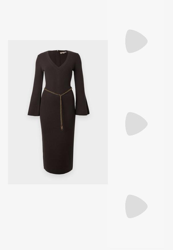 Robe en maille côtelée marron avec un décolleté en V, des manches évasées et une ceinture en chaîne dorée accentuée à la taille. Coupe slim avec une longueur midi.; Escarpin slingback en vernis noir avec un bout pointu, présentant un imprimé serpent texturé, une sangle réglable et un petit talon bloc texturé.; Sac en cuir noir porté en travers avec deux poches avant, boucles dorées, fermeture zippée et une sangle fine. Surface texturée et forme rectangulaire compacte.; Boucles d'oreilles en métal doré en forme d'anneau, avec une forme courbée et allongée. Elles présentent une surface lisse et brillante avec une pointe arrondie pour un détail supplémentaire.