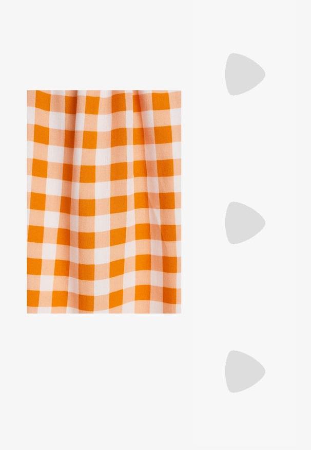 Oranžinė ir balta gingham medžiaga, su patikrintu raštu, sudarytu iš tolygiai dydžių kvadratų, pagaminta iš lygaus, tekstūruoto audinio.; Balti aukštakulniai sandalai su masyviu kulnu, su dirželių dizainu ir kulkšnies raiščiu. Lygi tekstūra su platforma priekyje, suteikianti papildomą aukštį.; Šeškos akinių rėmeliai su kampuotais akiniais ir pilkais lęšiais. Yra blizgus paviršius ir subtilus ženklinimas ant šventyklų.; Ruda odinė kryžminė rankinė, turinti kreivą formą, auksinius metalinius elementus ir sagtį. Yra nuimama petneša.