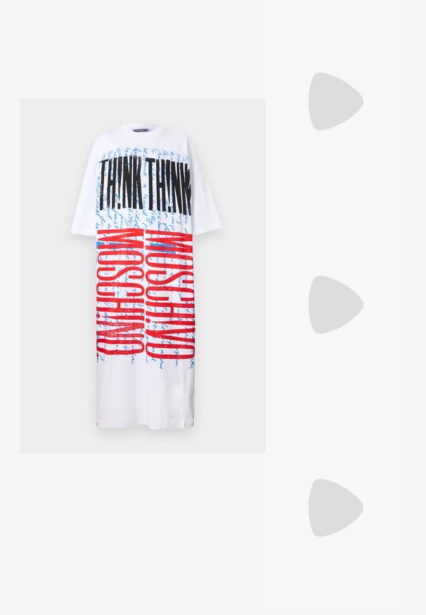 MOSCHINO TERRY JONES - Trikotaažkleit - white; Mustmust paelad, millel on terav varvas, tekstuuriga maduprindiga, reguleeritav rihm ja lühike tekstuuriga plokknina.; Must küllastamata nahast õlakott, millel on kaks esist nähtavat taskut, kuldsed pandlad, tõmblukuga sulgemine ja peen rihm. Tekstuuriga pind ja kompaktne ristkülikukujuline kuju.; Kuldse tooni sõlm kõrvarõngad, millel on keeratud disain. Igal kõrvarõngal on ringikujuline läbipaistev tagaosa, mis tagab kindla kandmise.