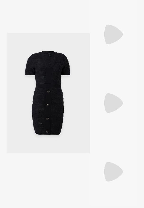 Svart strikket kjole med V-hals, korte ermer og teksturerte striper. Har en tettsittende silhuett og seks gullfargede knapper foran.; Svart skinn slingback-sko med spiss tå, slank hæl og gullfarget detalj på vampen. Glatt tekstur og strukturert design.; Svart skinnveske med teksturert overflate, som har to håndtak på toppen, en avtagbar skulderrem og detaljer med sølvspenne.; Gulltonede hoop-øreringen med en halvmåneform, polert overflate og hengsel-lukking. Glatt tekstur og reflekterende finish øker synligheten.
