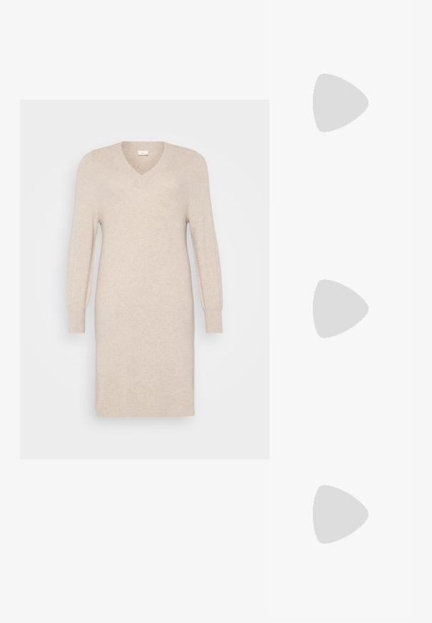 Beige kötött ruha V-nyakkal, hosszú ujjal, mandzsettával és testhezálló sziluettel. Simaszerkezet és térd alatt végződő kialakítás.; Fekete lakkbőr slingback sarkú cipők hegyes orral és kis blokk talppal, ezüst csat díszítéssel a pánton.; Fekete bőrtáska ívelt formával, levehető pánttal és arany színű fémrészekkel. A táskán egy csattal díszített fedél található.; Aranyszínű fülbevalók, texturált, hullámos formákkal. Tartalmazza a szobrászati klipszes studokat és az open hoop kialakítást, kalapácsos felülettel.