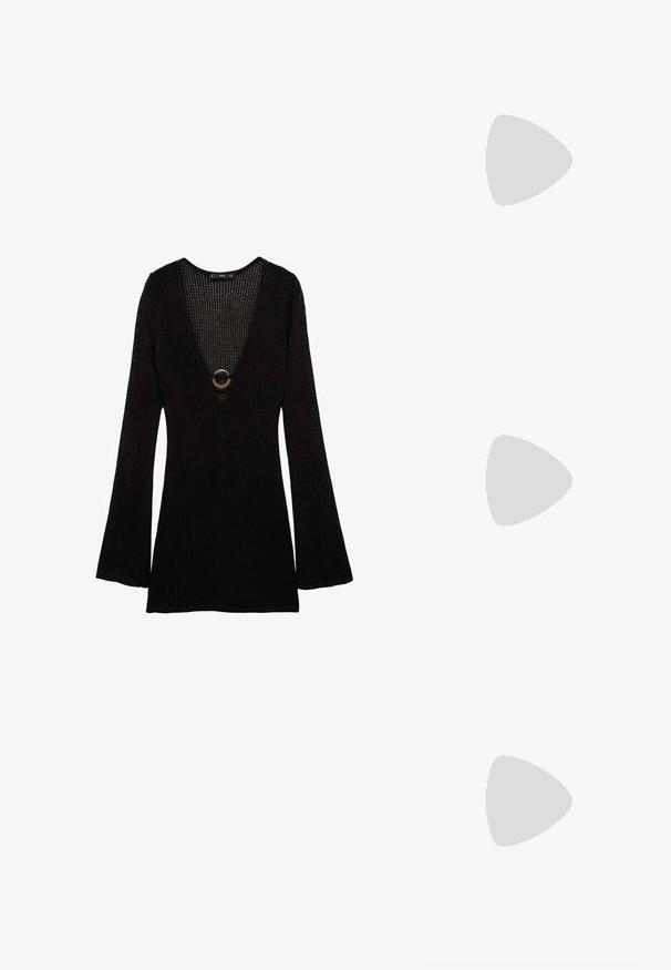 Černé pletené tričko s hlubokým V výstřihem, zvonovými rukávy a obdélníkovým zlatým akcentem na výstřihu. Texturovaný design po celé ploše.; Černé gumové žabky s texturovaným páskem a jednoduchou plochou podrážkou, zobrazené z boku na světlém pozadí.; Černé sluneční brýle s lesklými plastovými rámy, gradientní šedé čočky a stříbrnými akcenty po stranách. Hladký, zakřivený design.; Černá syntetická taška přes rameno s zakřivenou siluetou, strukturovaným povrchem, zlatým trojúhelníkovým logem a odnímatelnými kovovými akcenty.