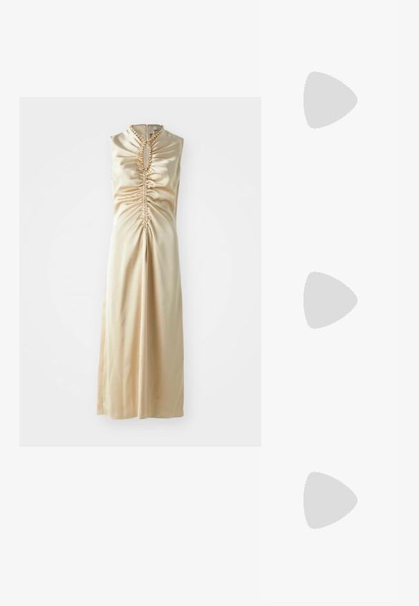 sandro ROBE - Juhlamekko - beige; Musta patent slingback-kiilakorko teräväkärkisellä muotoilulla, jossa on teksturoitu käärmeennahkakuosi, säädettävä remmi ja lyhyt, teksturoitu blokkiheel.; Musta nahkainen olkalaukku, jossa on kaksi etutaskua, kultaiset soljet, vetoketjukiinnitys ja kapea hihna. Teksturoidun pinnan ja kompaktin suorakaiteen muoto.; Korvakorut kultasävytteistä metallista, joissa on kaareva, pitkänomainen muoto. Ominaisuuksiin kuuluu sileä, kiiltävä pinta ja pyöreä kärki lisäyksinä.
