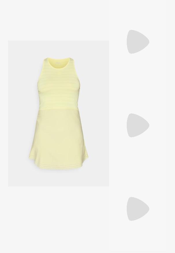 Vaaleankeltainen urheilumekko, jossa on istuva yläosa ja levenevä hame, jossa on teksturoitu kuvio ja logo rintakohdassa.; Vaalean ivory-värinen narukorkokenkä, jossa on matala lohkare.; Musta nahkainen käsilaukku, joka on kaareva muotoilultaan, irrotettavalla hihnalla ja kultaisilla yksityiskohdilla. Laukussa on läppä, jossa on solk yksityiskohta.; Kultahipuinen korvakoru, jossa on sulavalinjainen, kaareva muotoilu. Ominaisuuksiin kuuluu erottuva terävä muoto, kiillotettu pinta ja sarana kiinnitys.