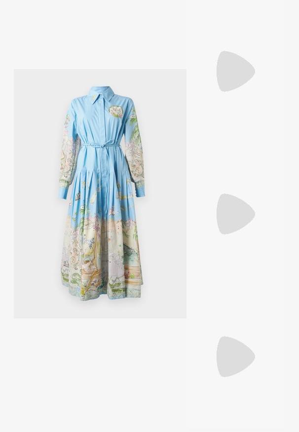 Abito azzurro chiaro con lunghe maniche stampate che presentano illustrazioni colorate; colletto, vita legata e gonna plissettata.; Slingback con tacco in vernice nera con punta affusolata, caratterizzato da una stampa a serpente testurizzata, cinturino regolabile e un tacco corto e testurizzato.; Borsa in pelle nera con effetto coccodrillo, dalla forma curvata, con dettagli in metallo dorato, una tracolla regolabile e un logo sul davanti.; Orecchini in tonalità dorata con un cristallo trasparente rettangolare sospeso sotto una fila di piccoli accenti trasparenti rotondi. Design elegante e moderno.