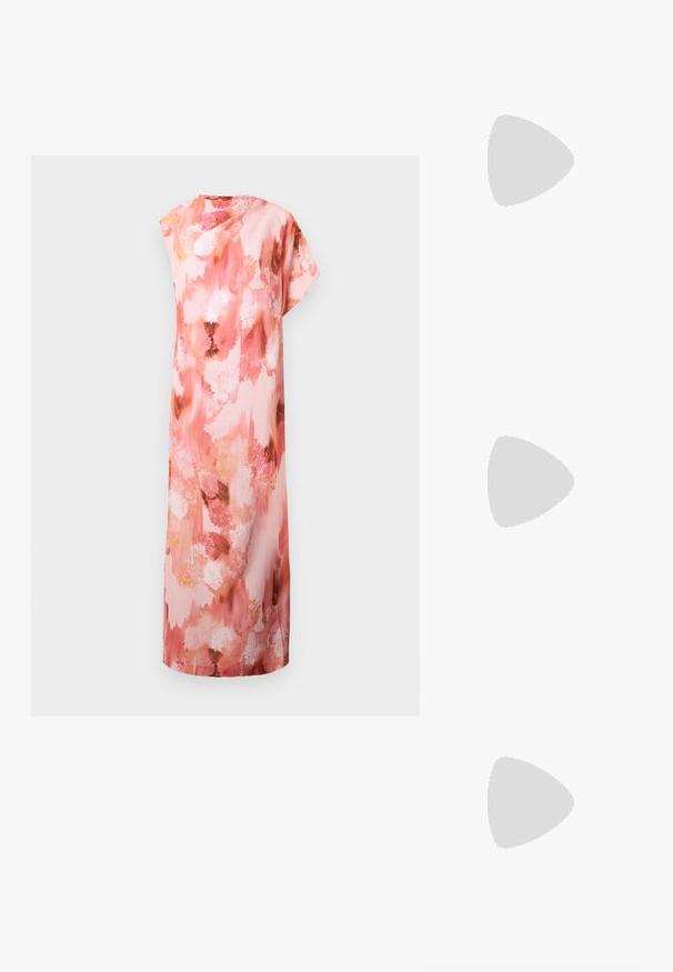 Rochie maxi floral în nuanțe de roz pal și piersică, cu un model abstract în acuarelă, mâneci scurte și o siluetă relaxată.; Balerini din piele neagră, cu vârf ascuțit și o curea laterală ce prezintă un accent circular de aur. Ușoare, cu o talpă plată.; Pashmina trandafir pal, textură moale, design în bucle cu capete alungite, având un detaliu nod în centru.; Lacate în formă de inimă, argintii, cu inscripții gravate "DA" și "NU", finisaj lustruit, design simetric și un închizător robust din metal.