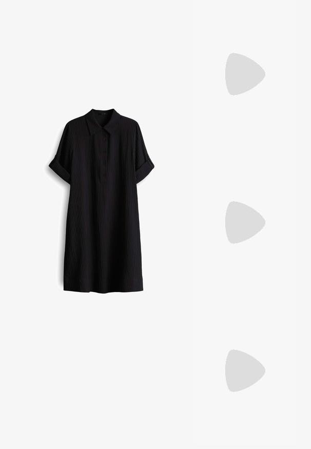 Abito nero a maniche corte con colletto, pattina con bottoni e texture a coste verticali. Lunghezza al ginocchio con risvolti.; Tacchi a piattaforma neri con punta appuntita e cinturino regolabile alla caviglia. Realizzati in pelle liscia, presentano un tacco a blocco spesso.; Borsa nera con forma strutturata, texture liscia e una chiusura metallica. Abbinata a pantaloni neri larghi e sandali open-toe su un pavimento in legno.; Orecchini in tono oro caratterizzati da forme ondulate eTexture. Comprendono chiusure clip-on scultoree e un design a cerchio aperto con finitura martellata.