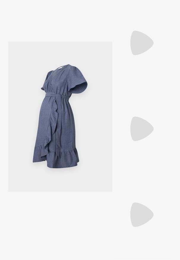 Sininen nyörityksellä varustettu mekko, joka on valmistettu teksturoidusta kankaasta, lyhyillä röyhelöillä, vyötäröllä vyö ja liehuva helma, jossa on röyhelöyksityiskohta.; Musta lakattu nahka slingback-korkokengät, joissa on terävä kärki, pyöreä aukko-muotoilu ja lohkokorko. Varustettu kultasävyisellä solkiyksityiskohdalla.; Mustat ylisuurten kehysten aurinkolasit, joissa on liukuväri-linssit, paksut kehykset ja kultasävyiset ketjustuskoristeet temppeleissä.; Musta käsilaukku, jossa on rakenteellinen muoto, sileä pinta ja metallinen solki. Yhdistetty leveisiin mustiin housuihin ja avonaiheisiin sandaaleihin puulattialla.