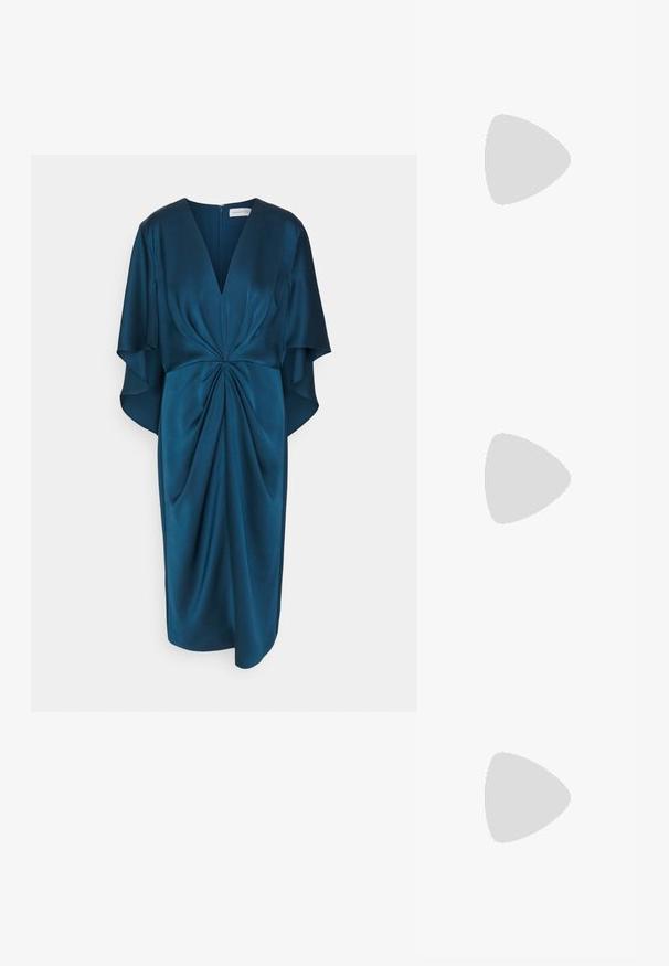 Rochie din satin teal cu decolteu adânc în V, mâneci flutură și detalii strânse în talie, creând o siluetă fluidă.; Sandalie aurii metalice cu toc înalt, cu vârf deschis, curea la gleznă cu cataramă și talpă platformă pentru un plus de înălțime. Textură netedă.; DRAGON DIFFUSION HOBO SALVAGE - Geantă de mână - pearl; Cercei din metal auriu, cu un design curbat și alungit. Au o suprafață netedă și strălucitoare, cu un vârf rotunjit pentru un detaliu suplimentar.