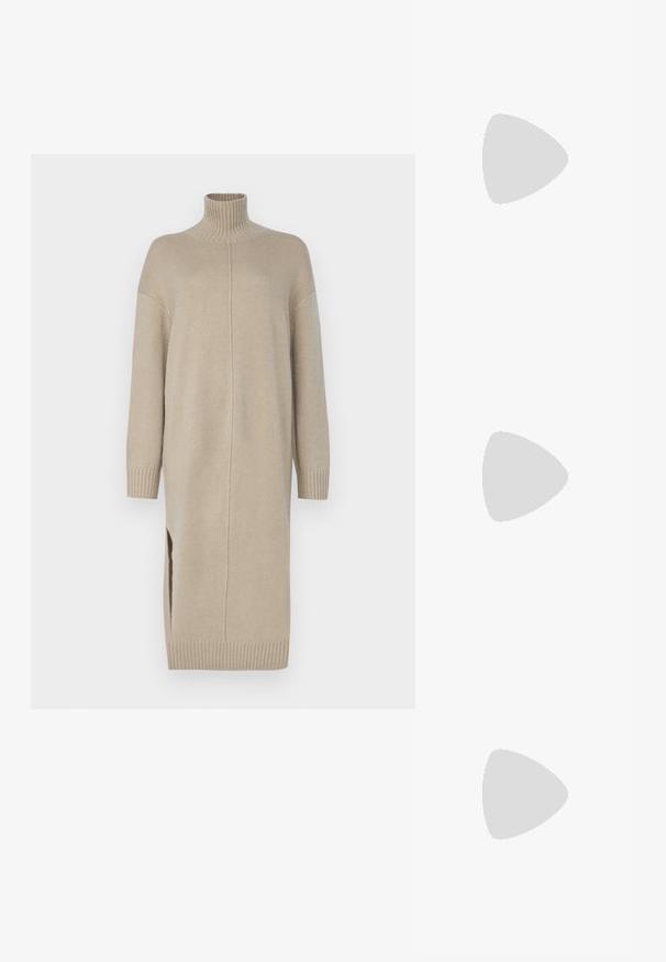 Beige neulemekko, jossa on korkea kaulus, pitkät hihat, sivuaukot ja ribbireunat. Ominaisuuksia suora leikkaus ja sileä pinta.; Musta, kärjeltään terävä slingback-kengä, jossa on matala korko. Kengässä on sileä nahkamateriaali ja sivuilla leikkaukset hengittävyyttä varten.; Valkoinen nahkalaukku, jossa on kaareva muotoilu, etupuolella kohokuvioitu "CK" -logo ja yksi olkahihna. Vetoketjukiinnitys ylhäällä.; Kultaiset rengas korvakorut, joilla on sileä, kaareva muotoilu. Valmistettu metallista, jossa on tyylikäs viimistely ja takana kiinnitettävä suljenta.