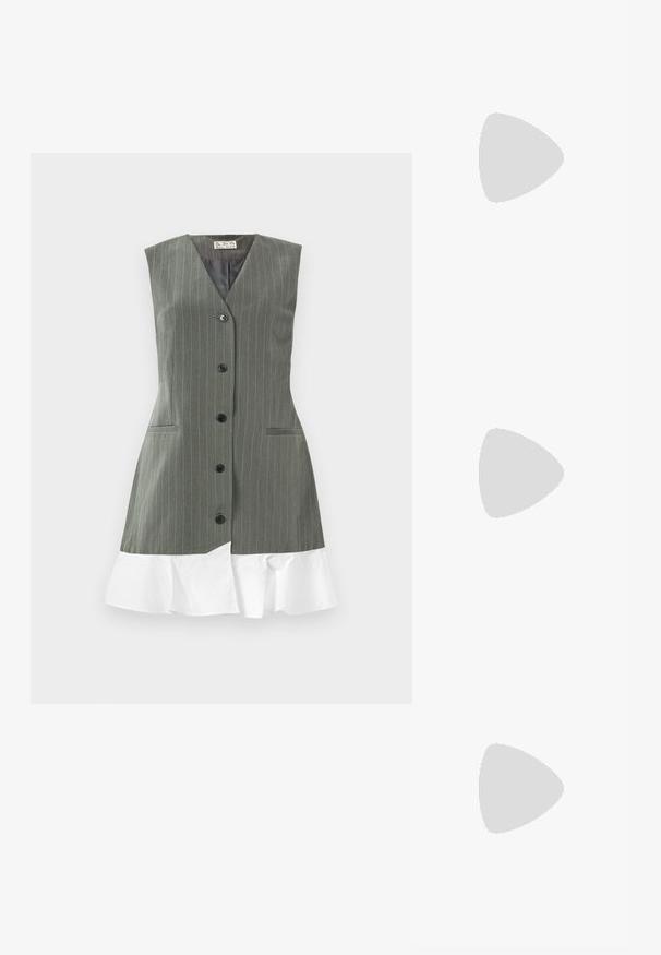 Abito smanicato grigio a righe con bottoni neri lungo il davanti e orlo arricciato bianco su sfondo uniforme.; Scarpa nera con punta a punta alta in pelle di coccodrillo, caratterizzata da un design elegante, alto tacco a spillo e interno nero liscio.; Clutch bag nera con motivo coccodrillo e hardware argentato, appoggiata su uno sfondo grigio texture. Presenta una superficie lucida.; Orecchini a cerchio in metallo color oro con forma curva ed allungata. Presentano una superficie liscia e lucida e una punta arrotondata per un tocco di dettaglio in più.